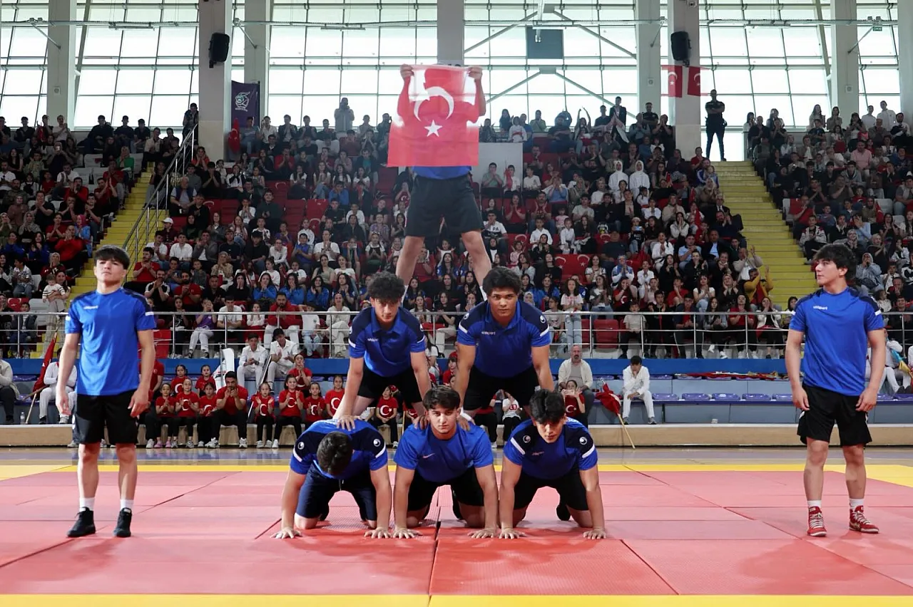 'Geleceğimiz Ve Ümidimiz Gençlikte Saklı'