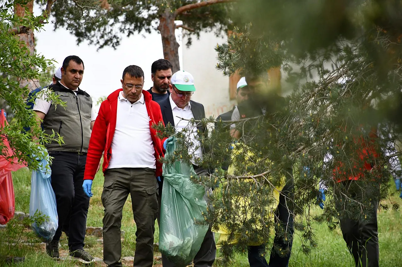 Gençler, Ormanları Korumak İçin Mesaide