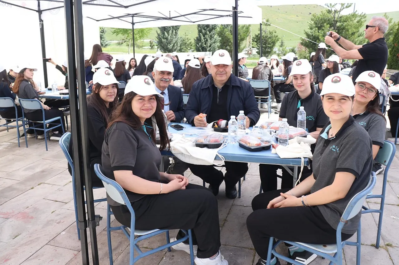 'Öğrencilerimizi Milli Bilinç Ve Tarih Şuuru İle Donatacağız'