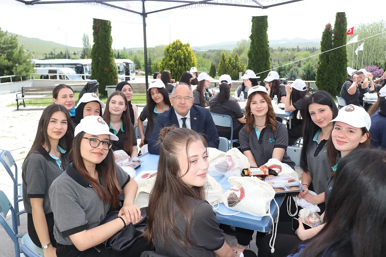 'Öğrencilerimizi Milli Bilinç Ve Tarih Şuuru İle Donatacağız'