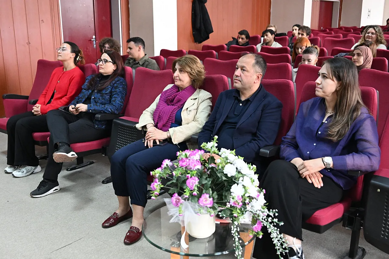 Öğretmen Adayları Etkili İletişim ve Mülakat Tekniklerini Dinledi