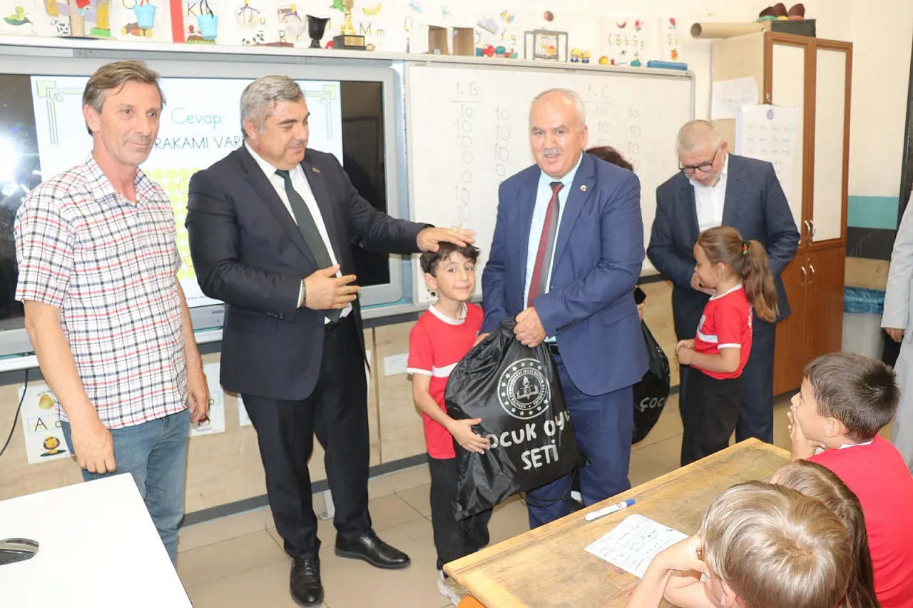 Müdür Sünnetci'den Hoca Ahmet Yesevi İlkokulu'na Özel Teşekkür