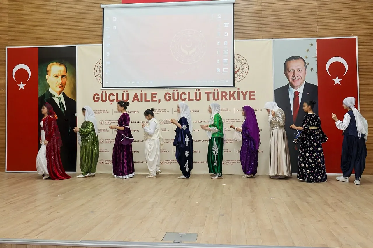 Vali Aktaş, Özel Bir Serginin Açılışı Yaptı