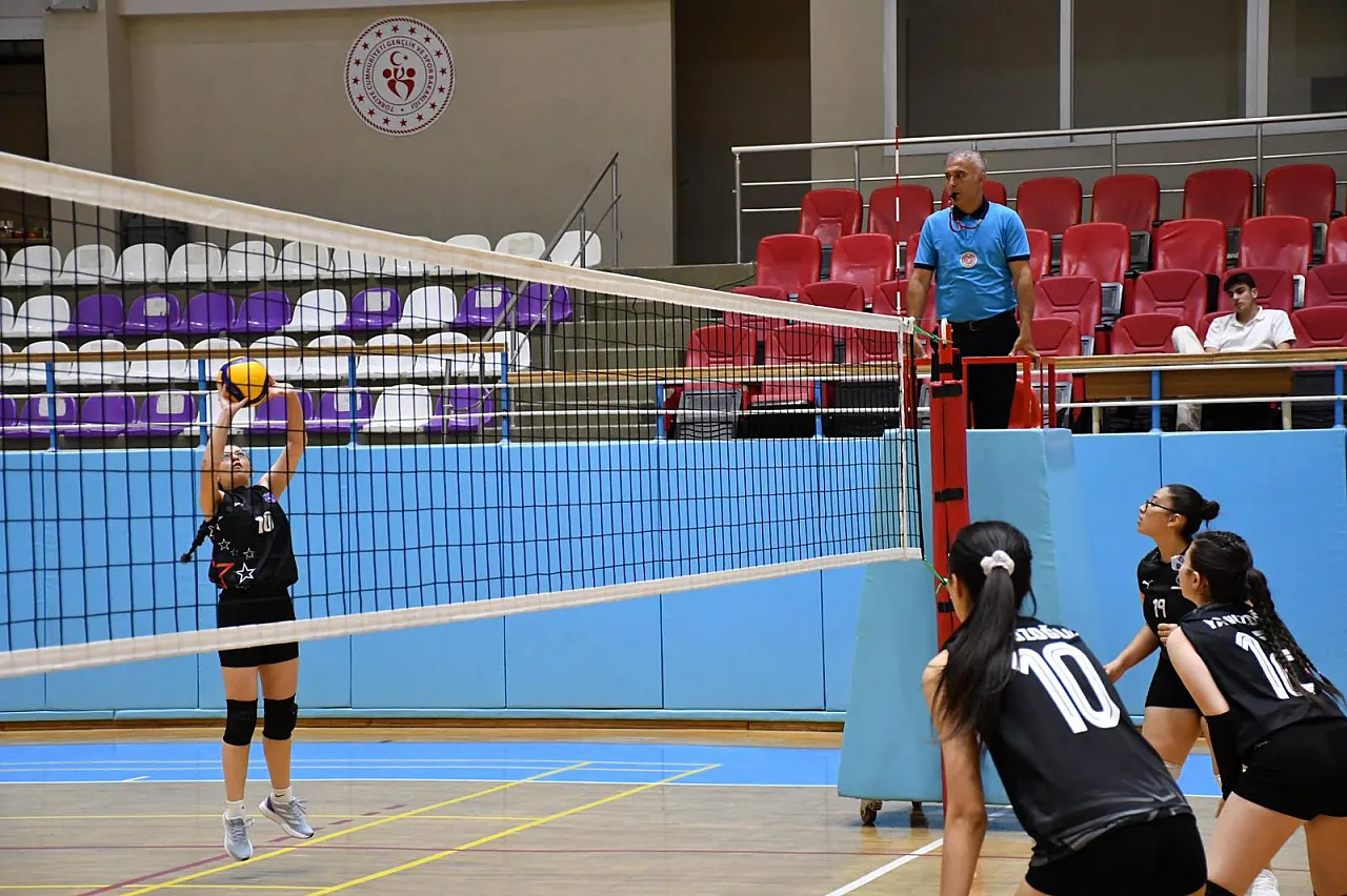 Voleybol Genç Kızlarda Kocatepe Anadolu Lisesi Şampiyon Oldu