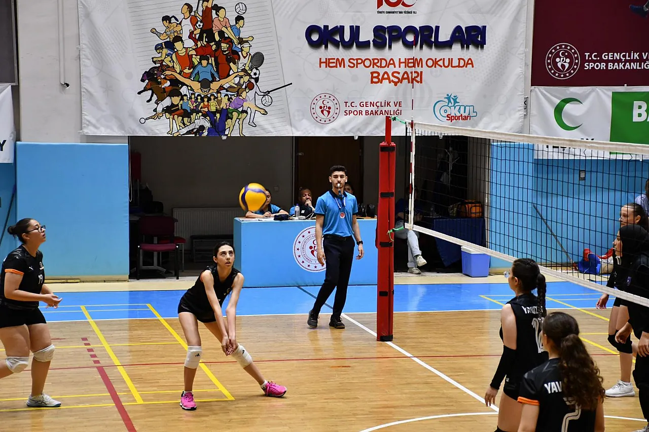 Voleybol Genç Kızlarda Kocatepe Anadolu Lisesi Şampiyon Oldu