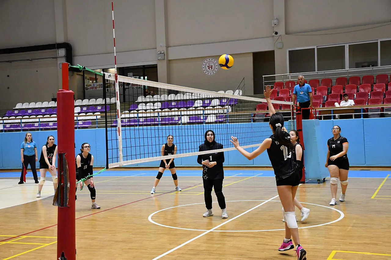 Voleybol Genç Kızlarda Kocatepe Anadolu Lisesi Şampiyon Oldu