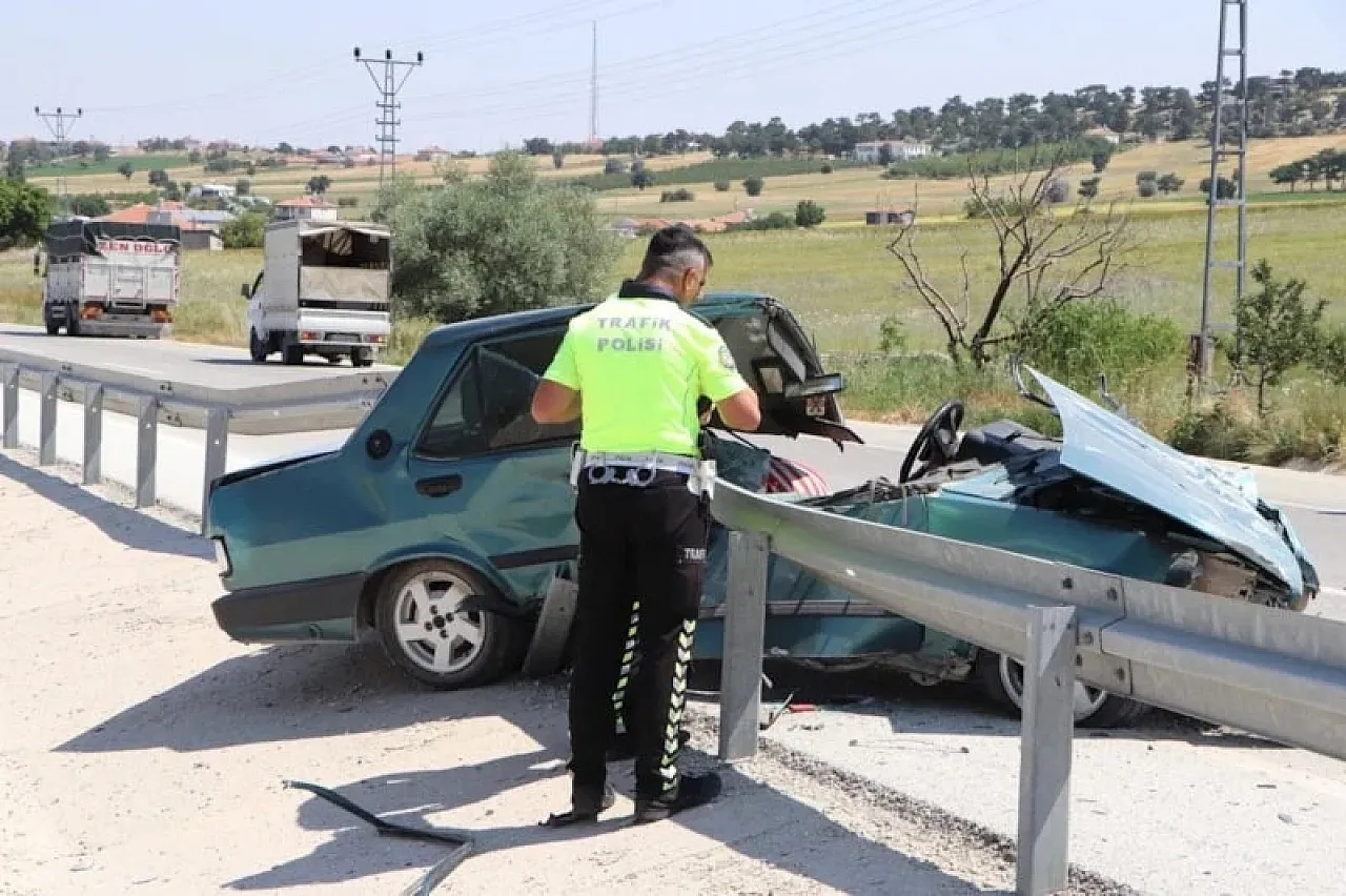 Refüjdeki Bariyerler Otomobile Saplandı