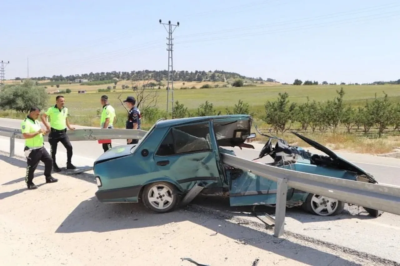 Refüjdeki Bariyerler Otomobile Saplandı