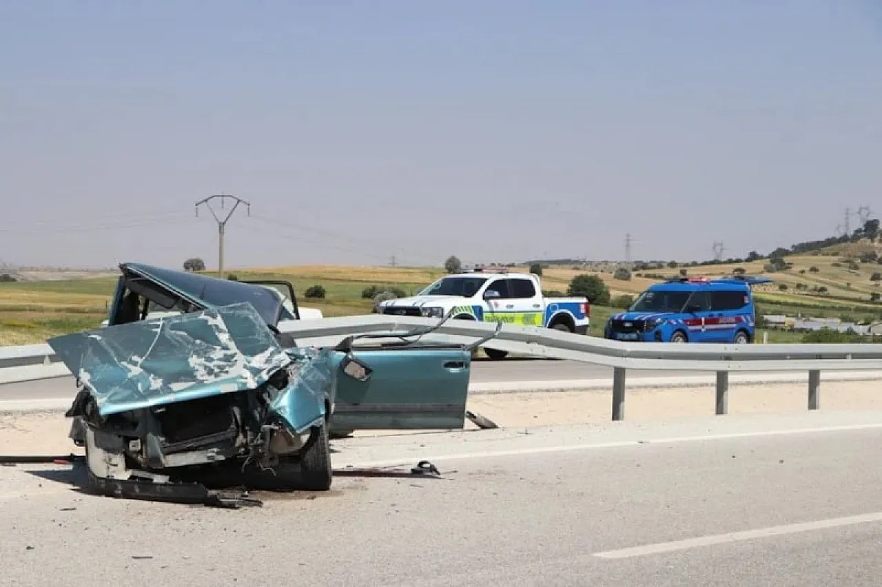 Refüjdeki Bariyerler Otomobile Saplandı