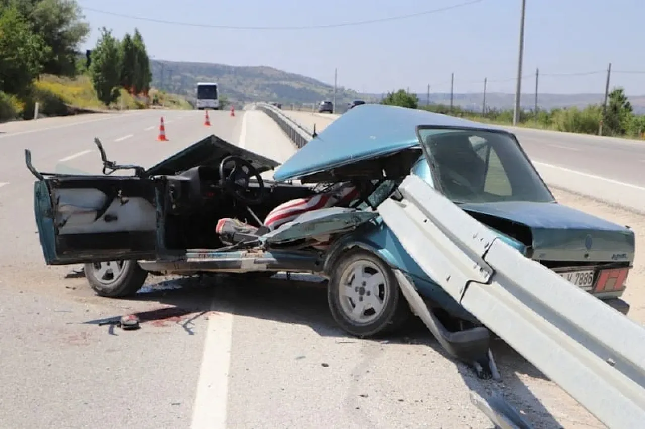 Refüjdeki Bariyerler Otomobile Saplandı