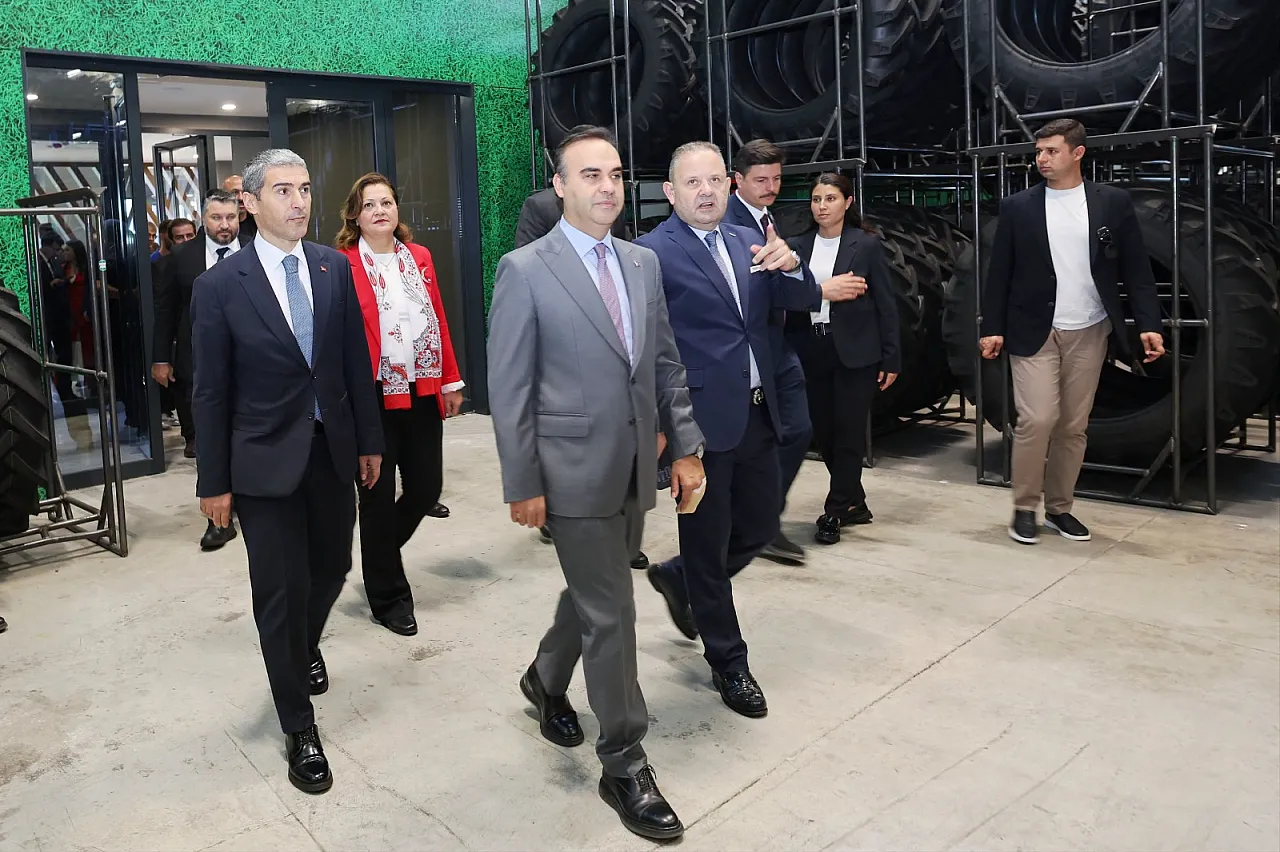 Bakan Kacır, Emirdağ'da Lastik Fabrikasını İnceledi