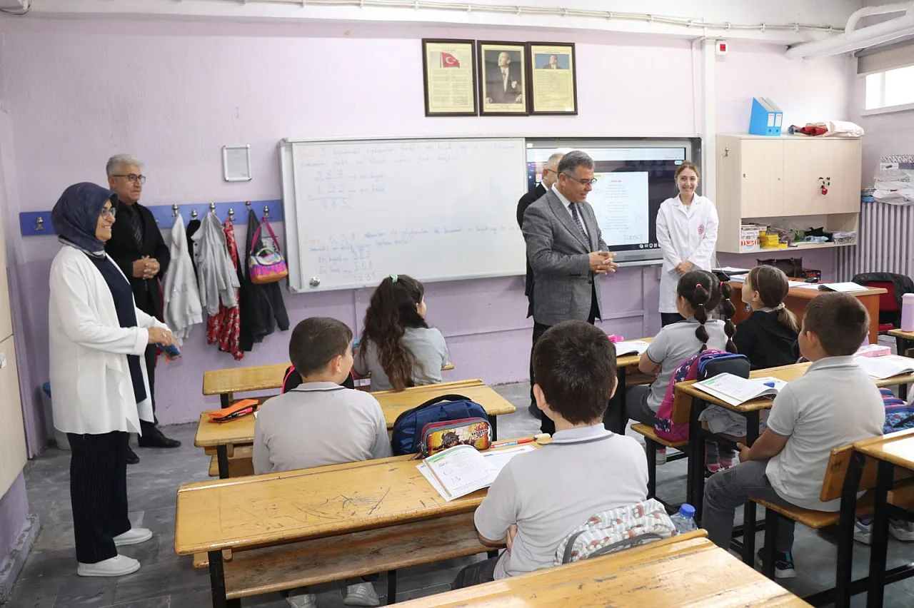 İl Milli Eğitim Müdürü Altınkaynak Sınıfa Girdi: Öğrencilerle Birlikte Ders İşledi