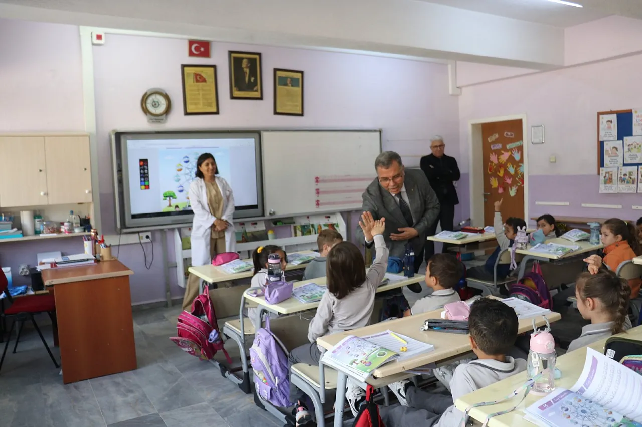 İl Milli Eğitim Müdürü Altınkaynak Sınıfa Girdi: Öğrencilerle Birlikte Ders İşledi