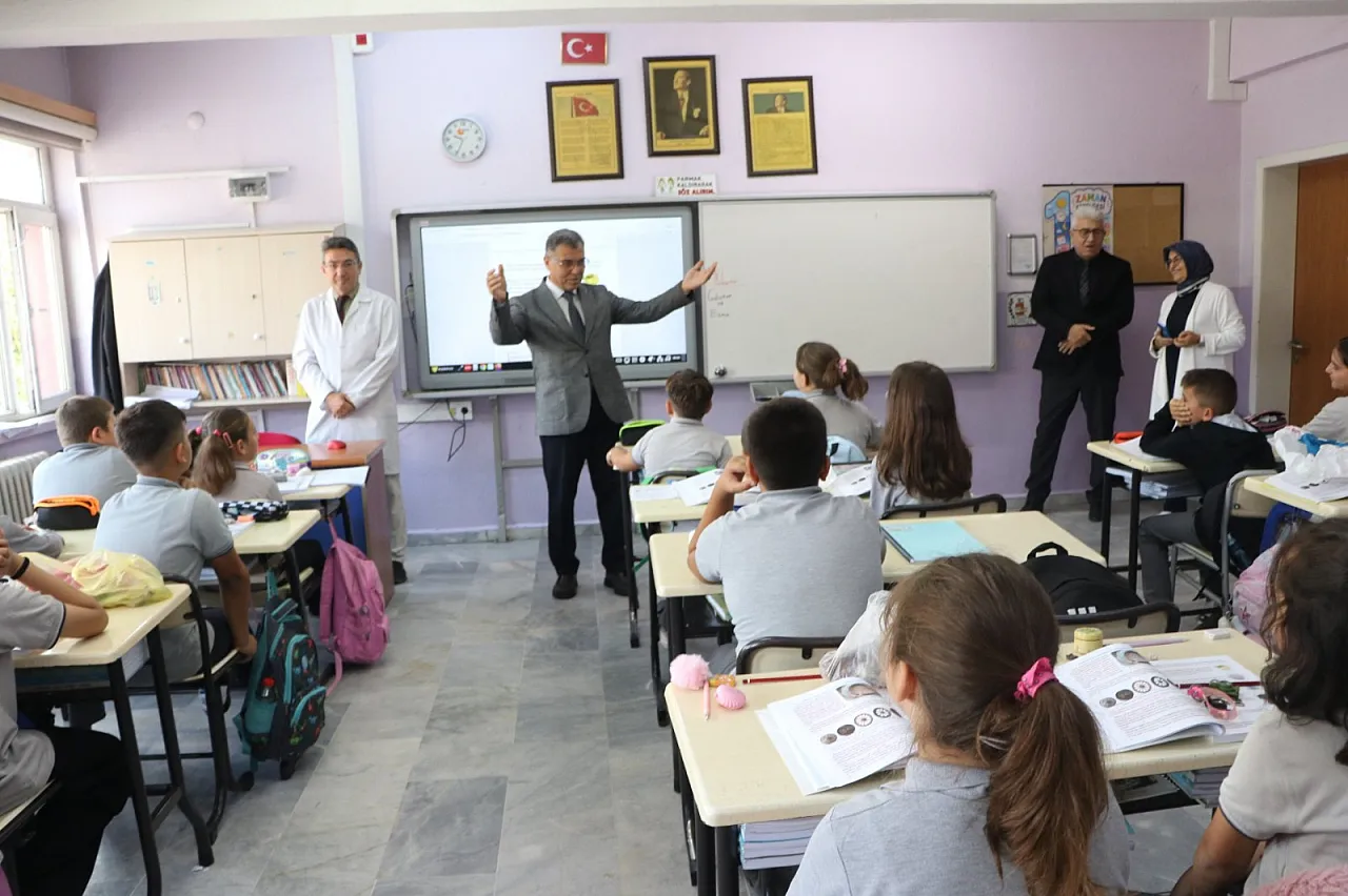 İl Milli Eğitim Müdürü Altınkaynak Sınıfa Girdi: Öğrencilerle Birlikte Ders İşledi