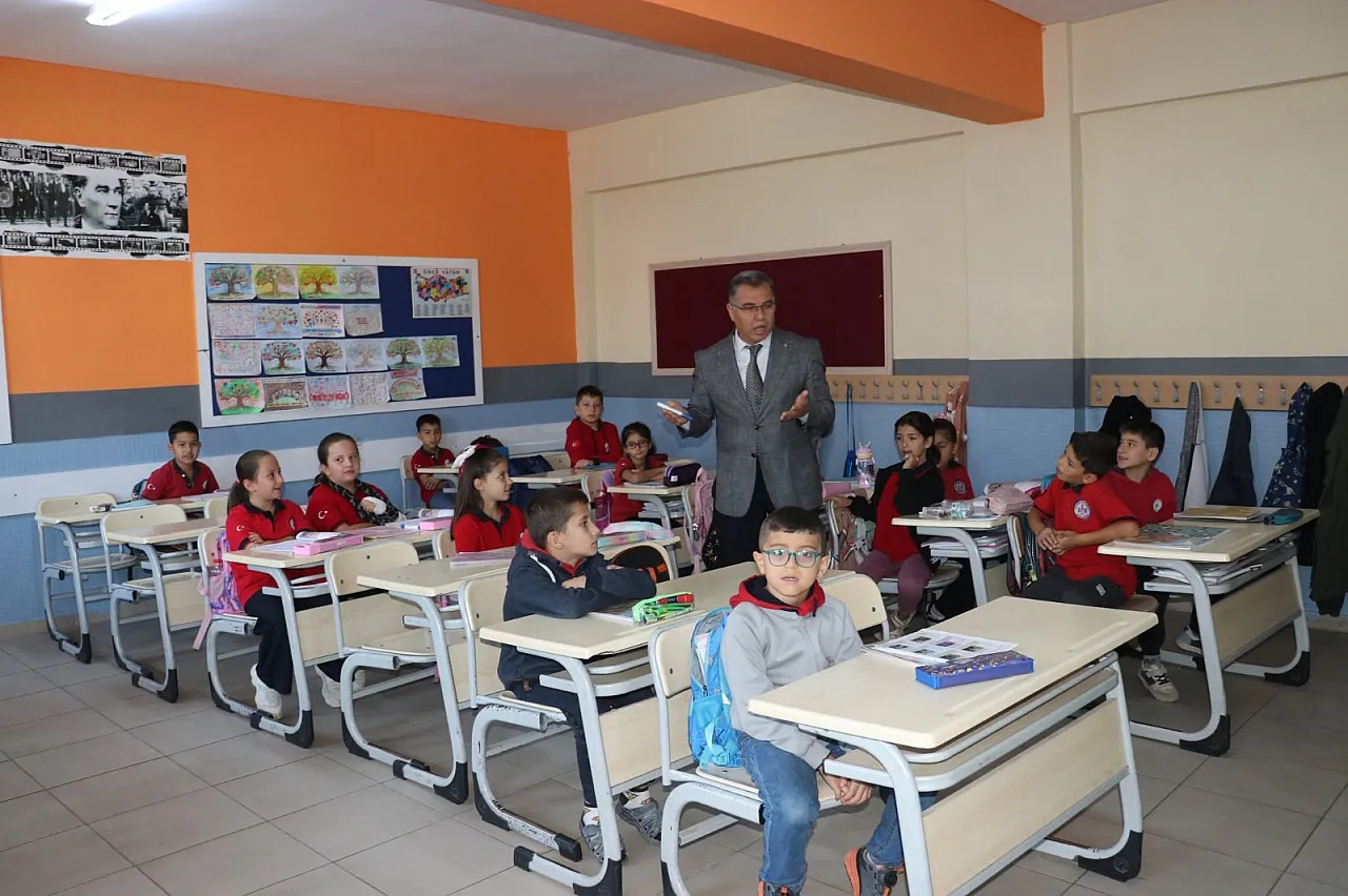 İl Müdürü Kapıyı Çaldı Sınıfa Girdi: Öğrencilerle Böyle Buluştu