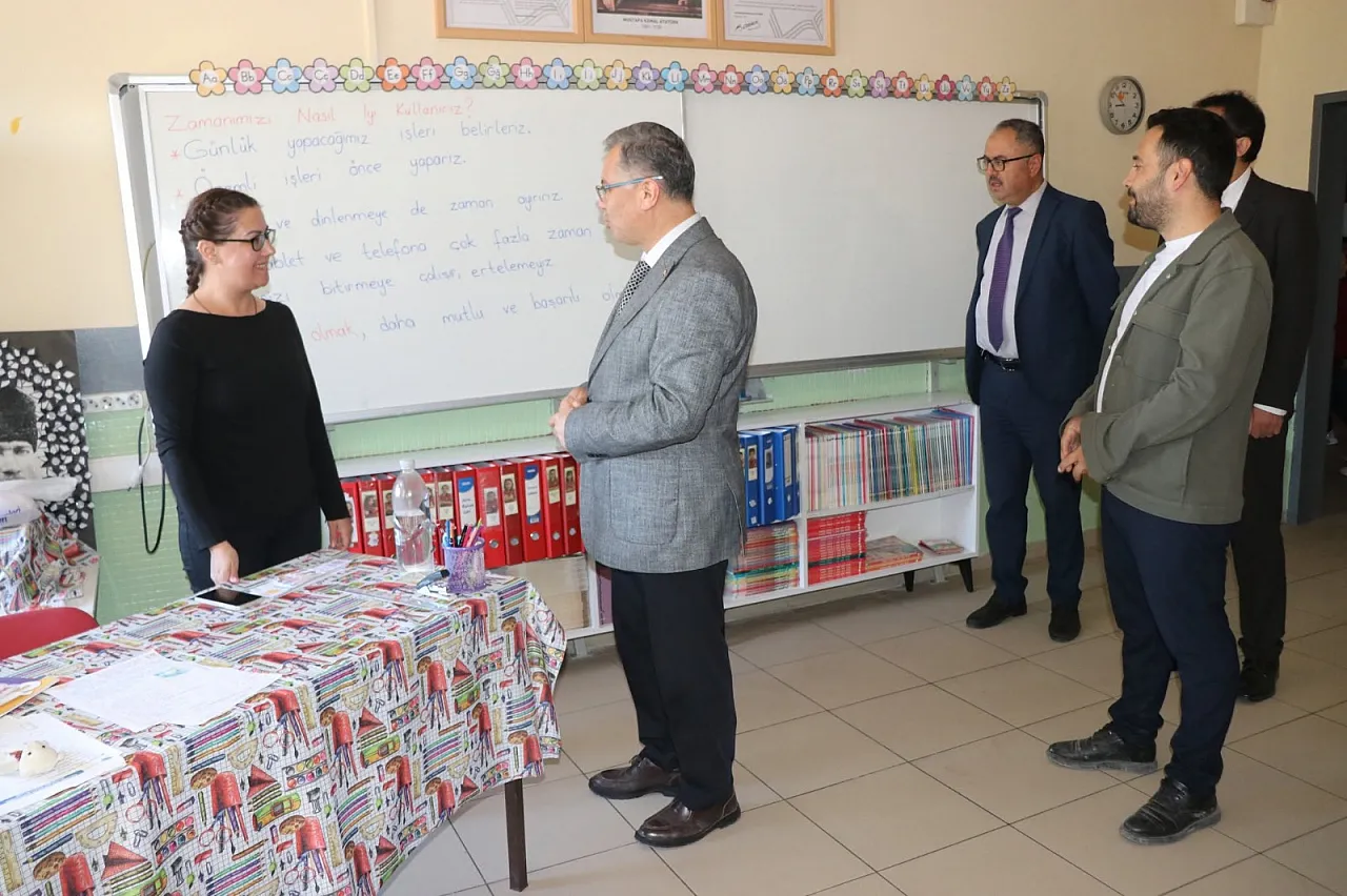 İl Müdürü Kapıyı Çaldı Sınıfa Girdi: Öğrencilerle Böyle Buluştu
