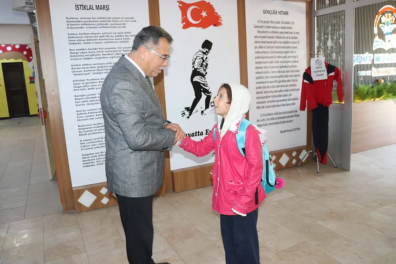İl Müdürü Kapıyı Çaldı Sınıfa Girdi: Öğrencilerle Böyle Buluştu