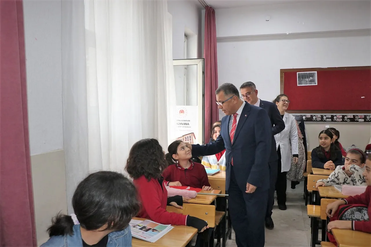 Afyonkarahisar'da Okul Sıralarında Samimi Buluşma
