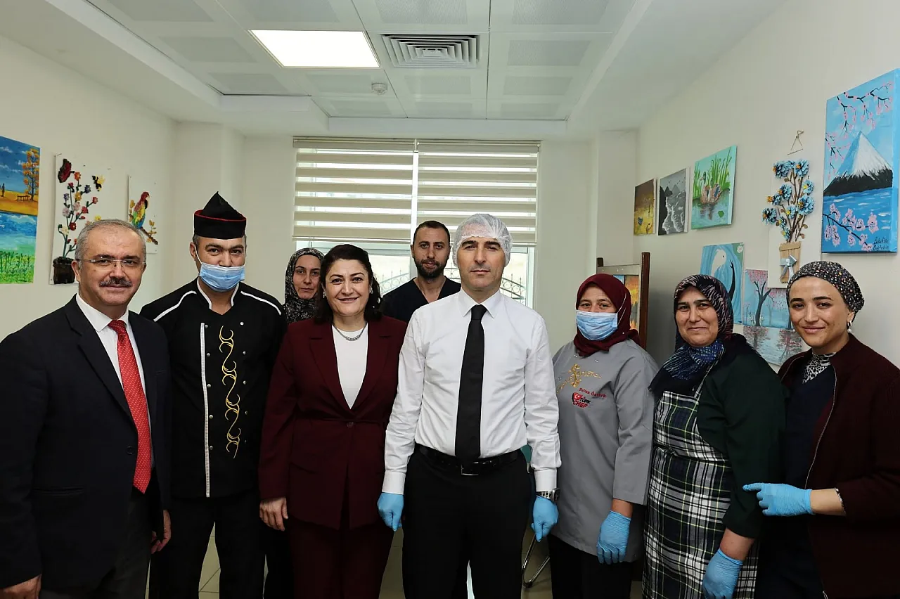 Çınarların Gönlüne Misafir Oldular: Vali Aktaş ve Eşinden Yaşlılar Günü'nde Anlamlı Ziyaret