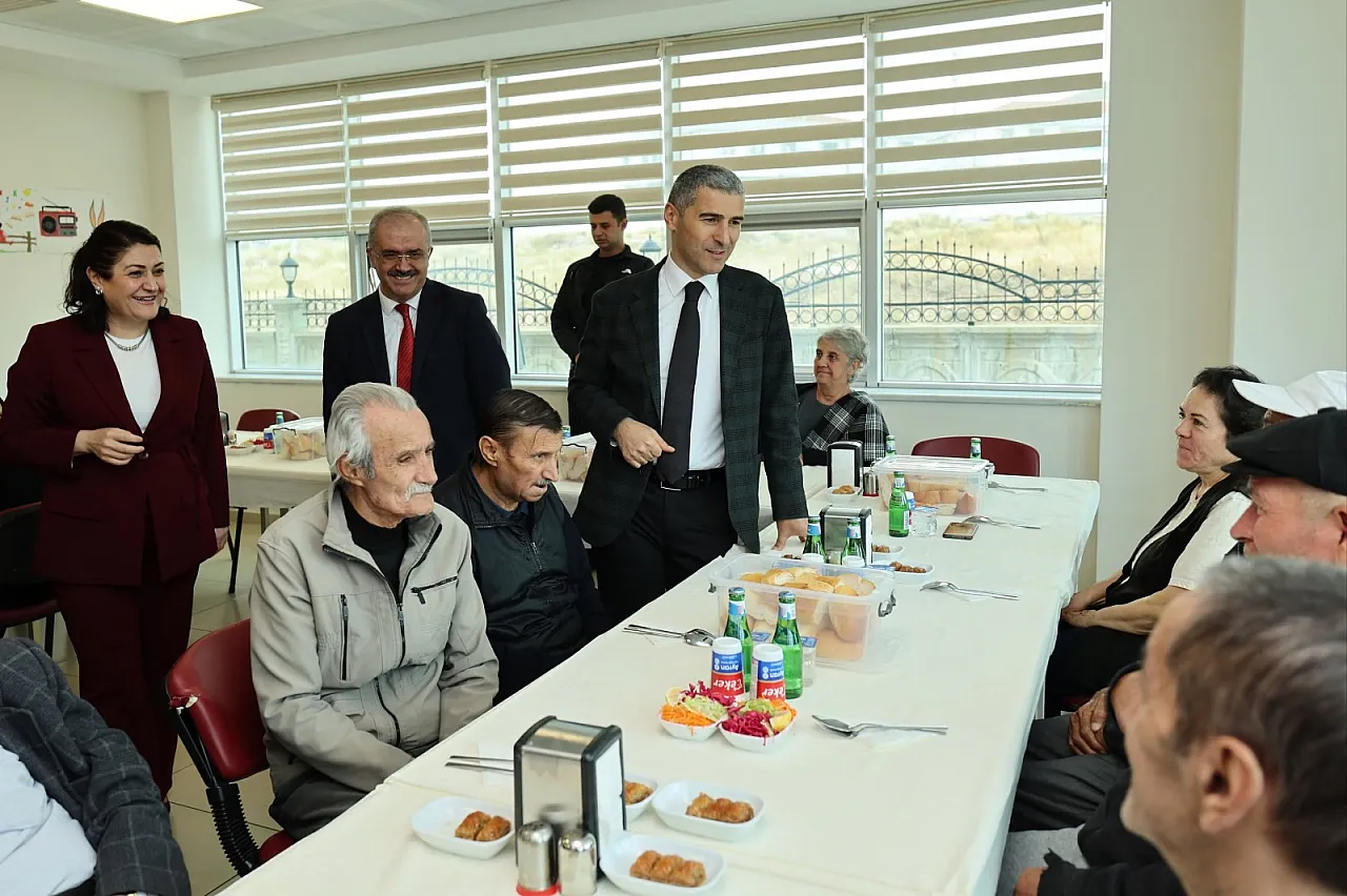 Çınarların Gönlüne Misafir Oldular: Vali Aktaş ve Eşinden Yaşlılar Günü'nde Anlamlı Ziyaret