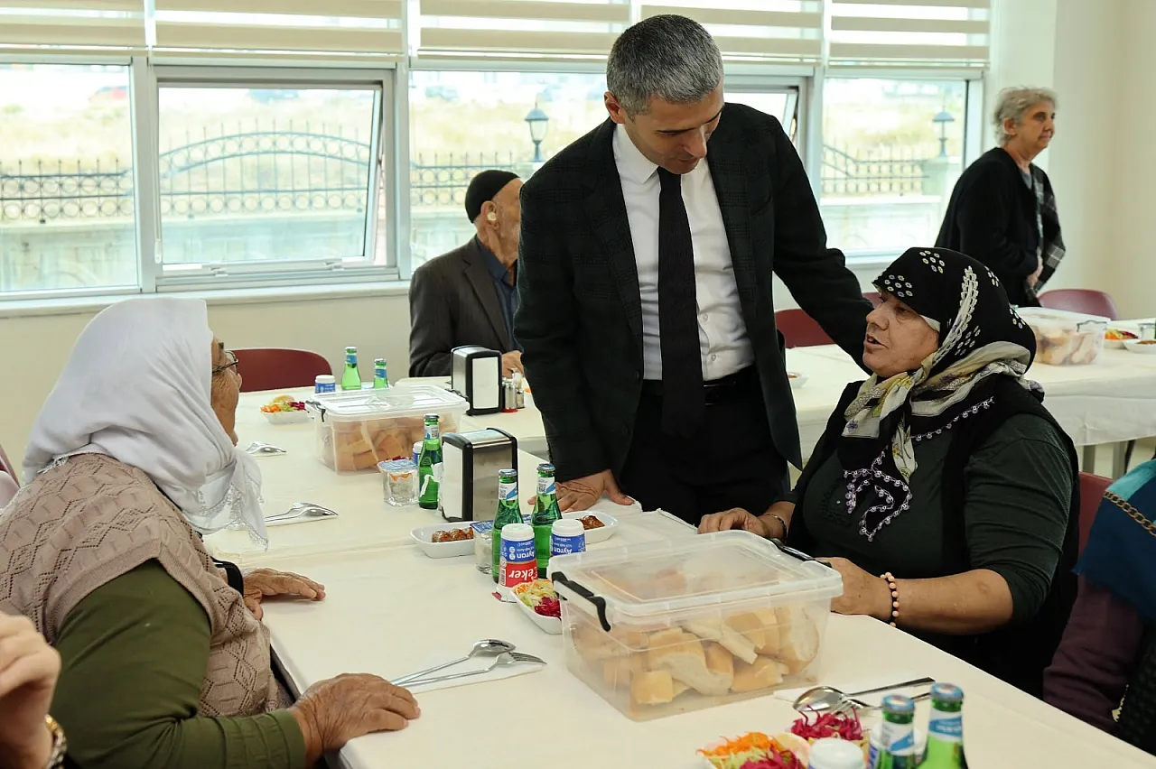 Çınarların Gönlüne Misafir Oldular: Vali Aktaş ve Eşinden Yaşlılar Günü'nde Anlamlı Ziyaret