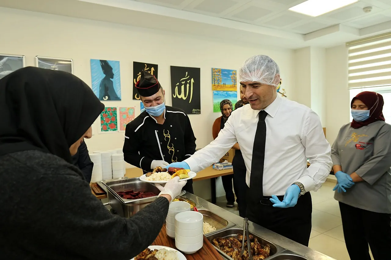 Çınarların Gönlüne Misafir Oldular: Vali Aktaş ve Eşinden Yaşlılar Günü'nde Anlamlı Ziyaret