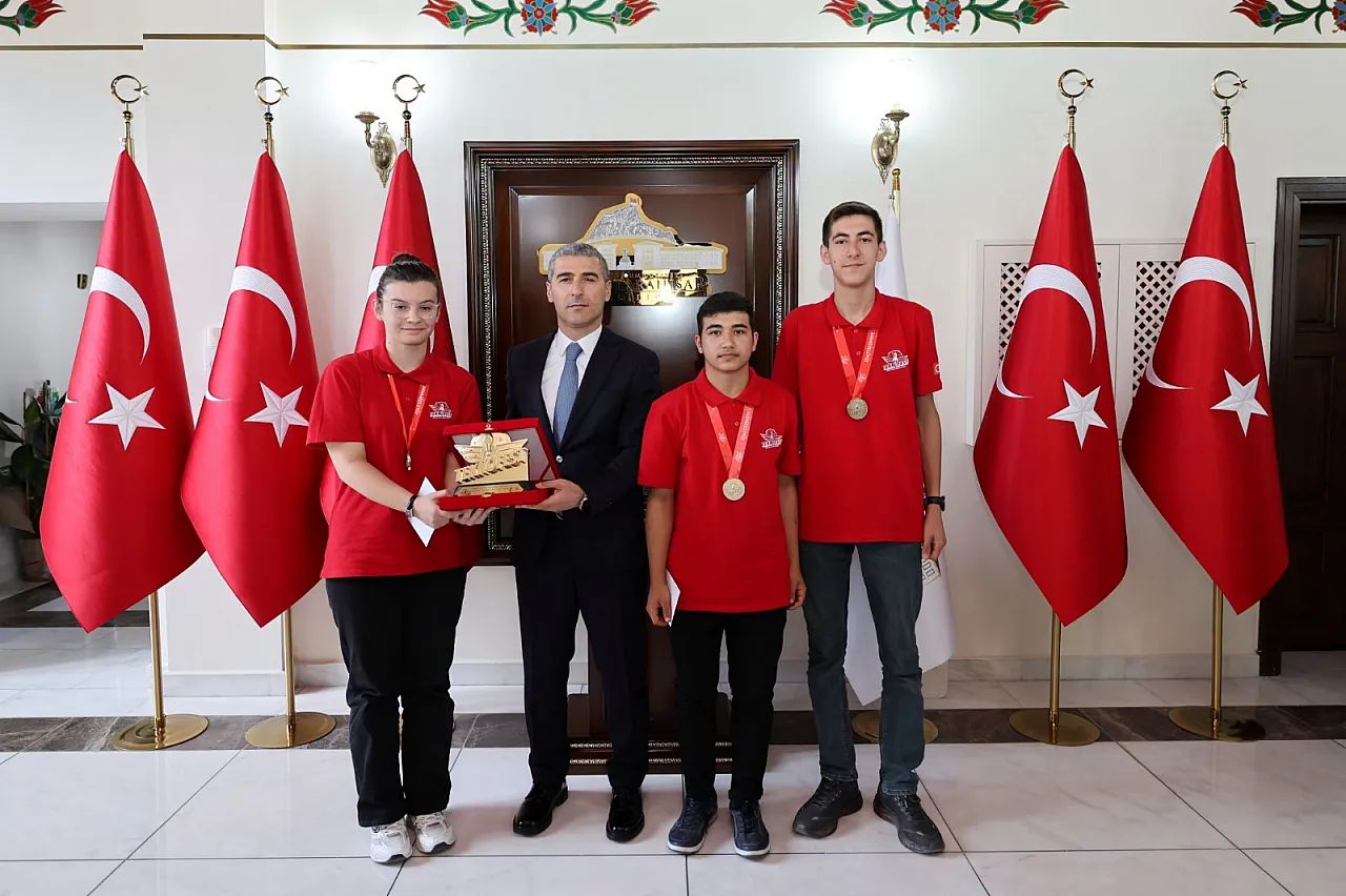 Gazi MTAL Öğrencilerinden Büyük Başarı: Depremde İletişim Sağlayan 'LORA-MESH'e Vali Övgüsü