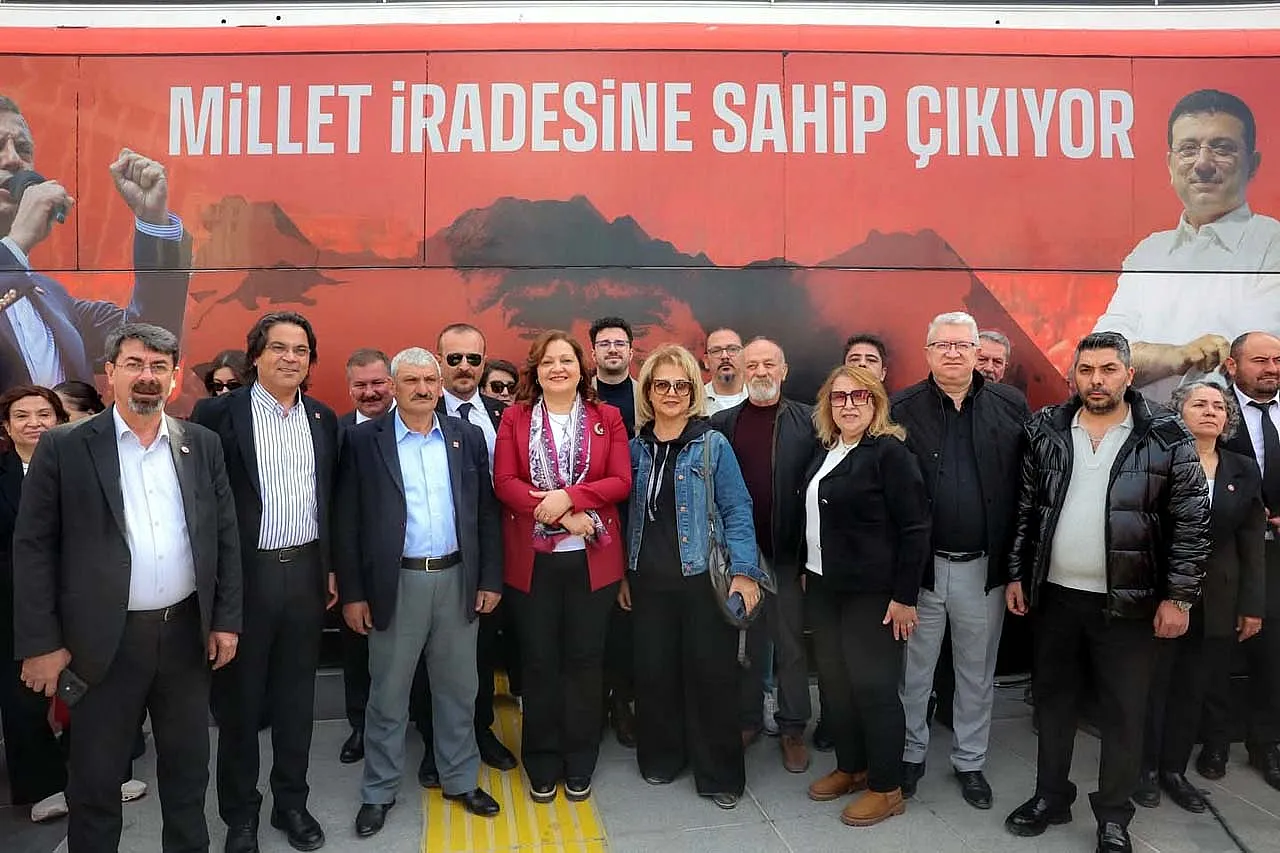 Suç kimde? Bu pozları verip, yayınlayanlarda mı? Yoksa hatırlattık diye bizde mi?