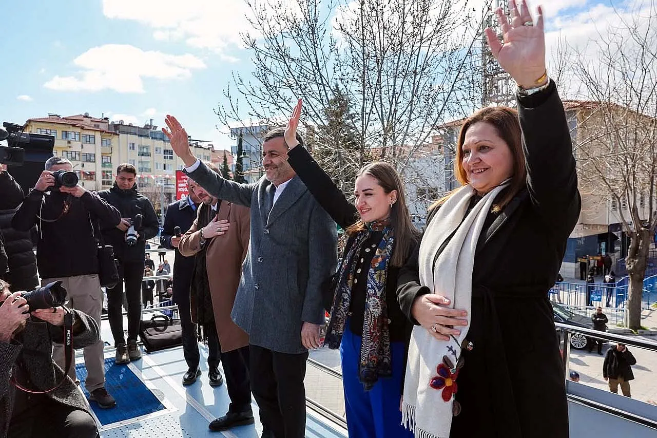 Suç kimde? Bu pozları verip, yayınlayanlarda mı? Yoksa hatırlattık diye bizde mi?