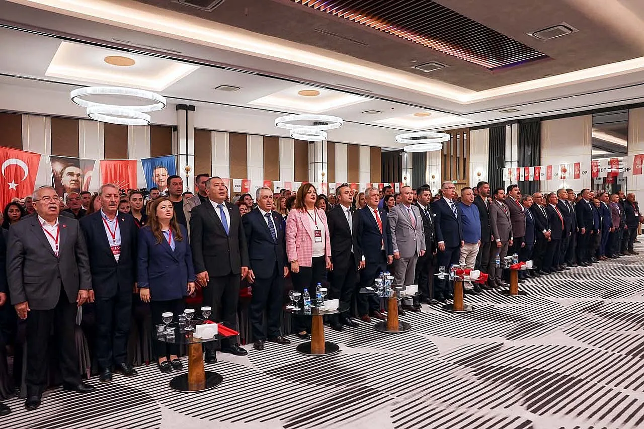 Suç kimde? Bu pozları verip, yayınlayanlarda mı? Yoksa hatırlattık diye bizde mi?