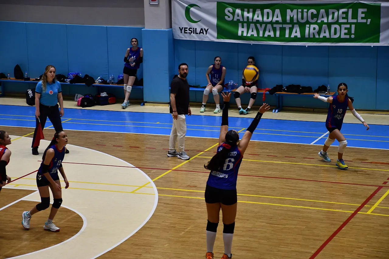 Küçük Kızlar Voleybol Kulüp Müsabakaları Başladı
