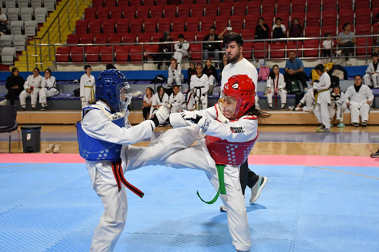 Gençlik Haftası'nda Sporculara Ödülleri Verildi