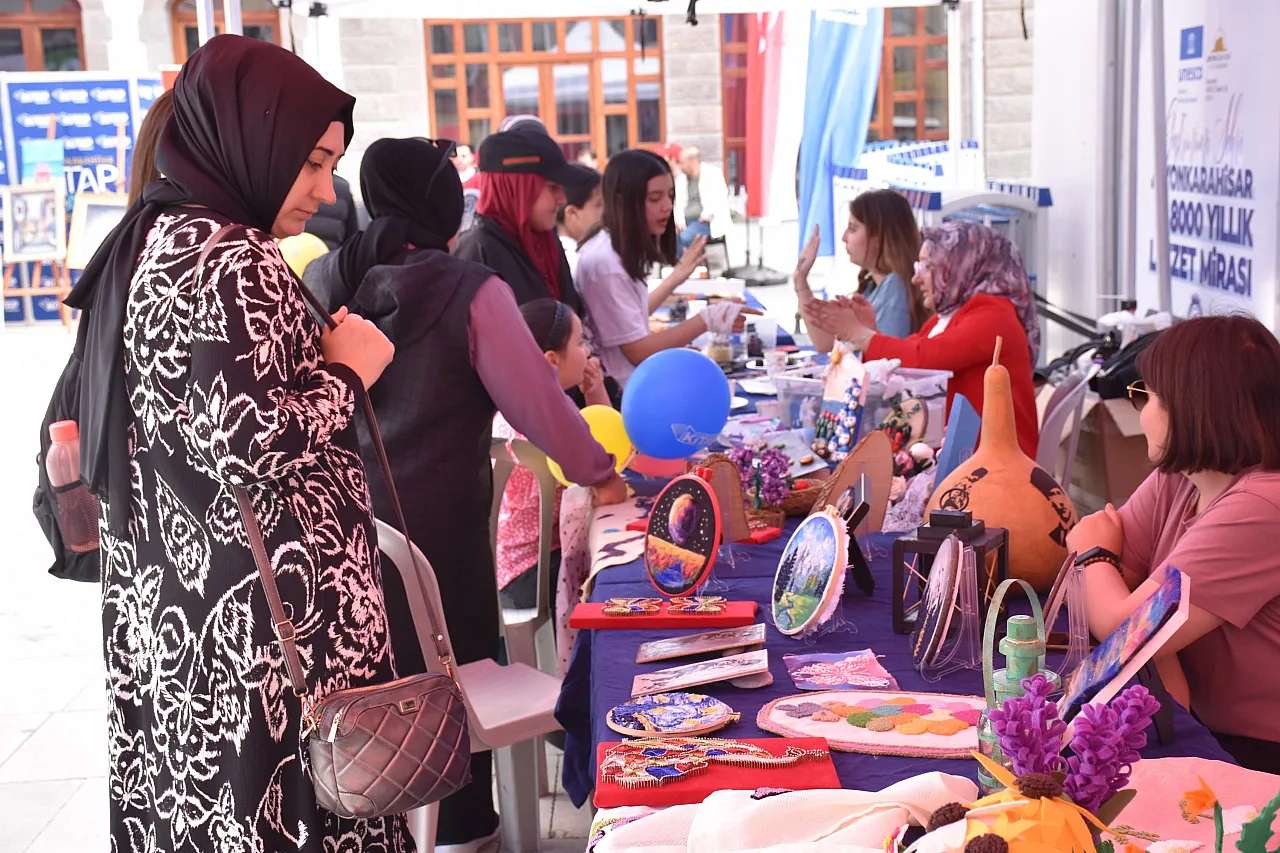 Gençlik Spor Festivali'nde Renkli Görüntüler
