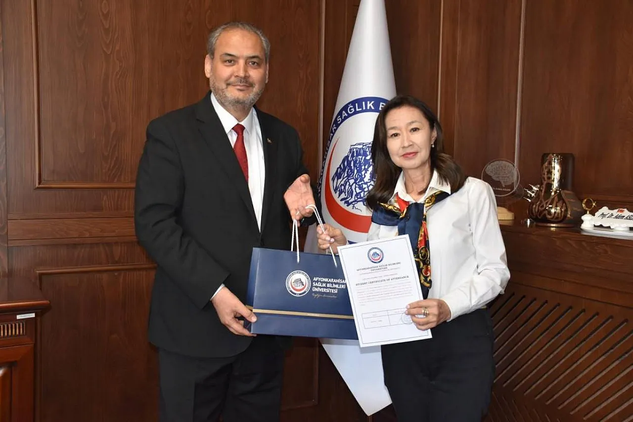 Kazakistan'lı Sağlık Yöneticileri Türkiye'deki Sağlık Uygulamalarını AFSÜ'de Deneyimledi