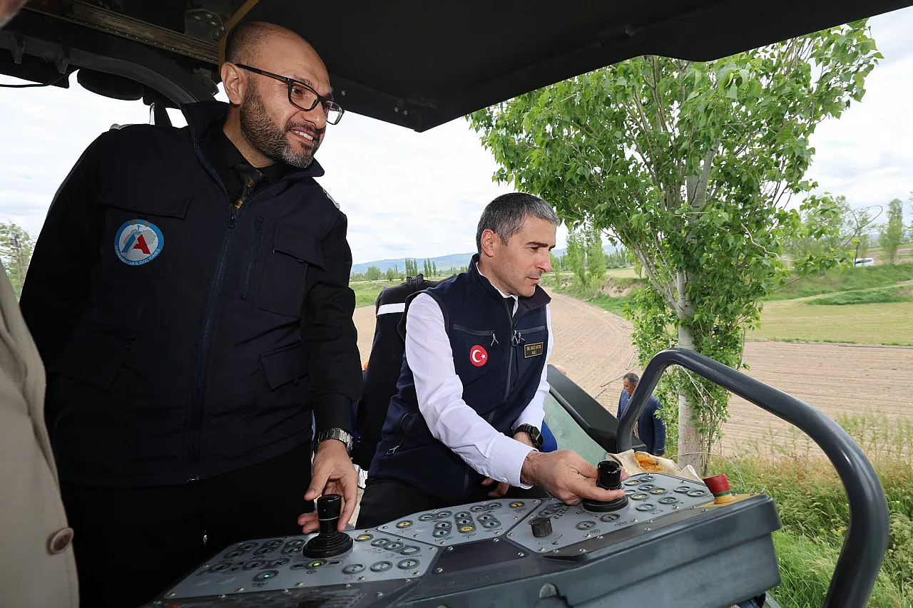 Vali Aktaş, Çevreci Asfalt Serimini İnceledi