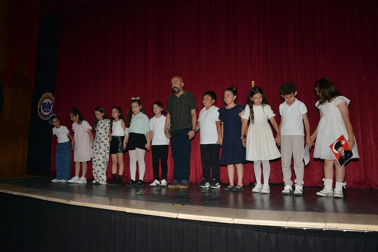 2076 Yılını Sahneye Taşıdılar… Pasaklı Su Canavarlarına Karşı!