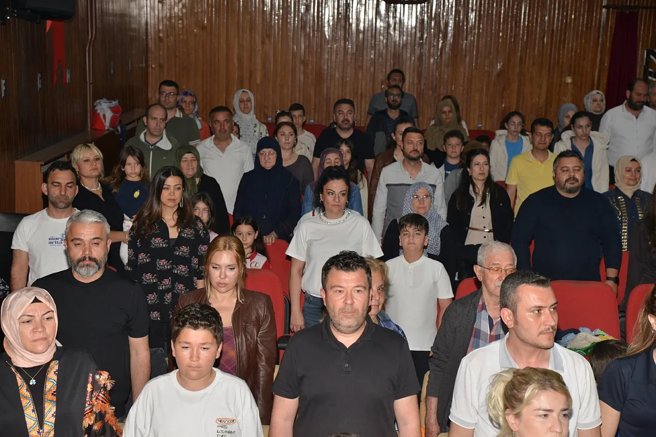 2076 Yılını Sahneye Taşıdılar… Pasaklı Su Canavarlarına Karşı!