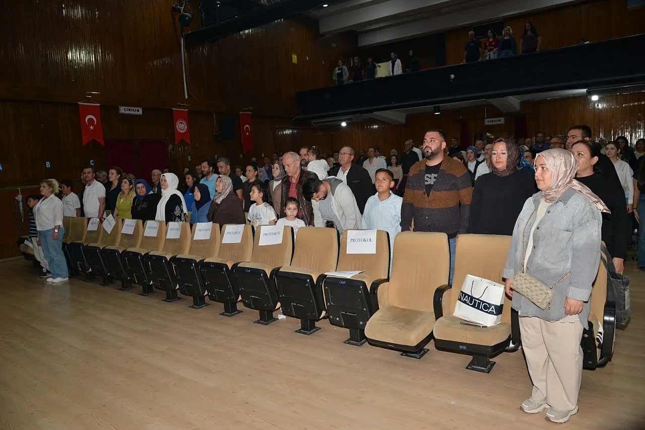2076 Yılını Sahneye Taşıdılar… Pasaklı Su Canavarlarına Karşı!