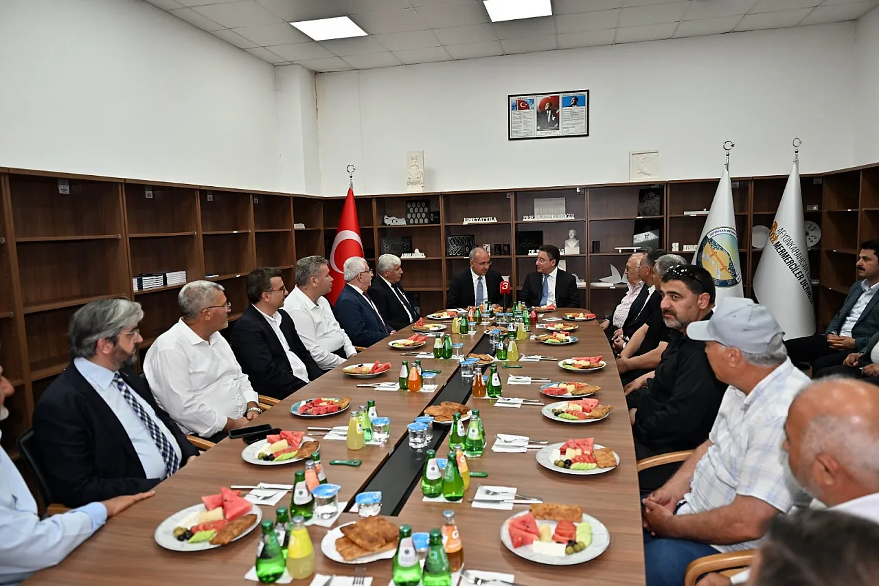 Afyon'un Eniştesi Afyon'da Esnafla Bir Araya Geldi