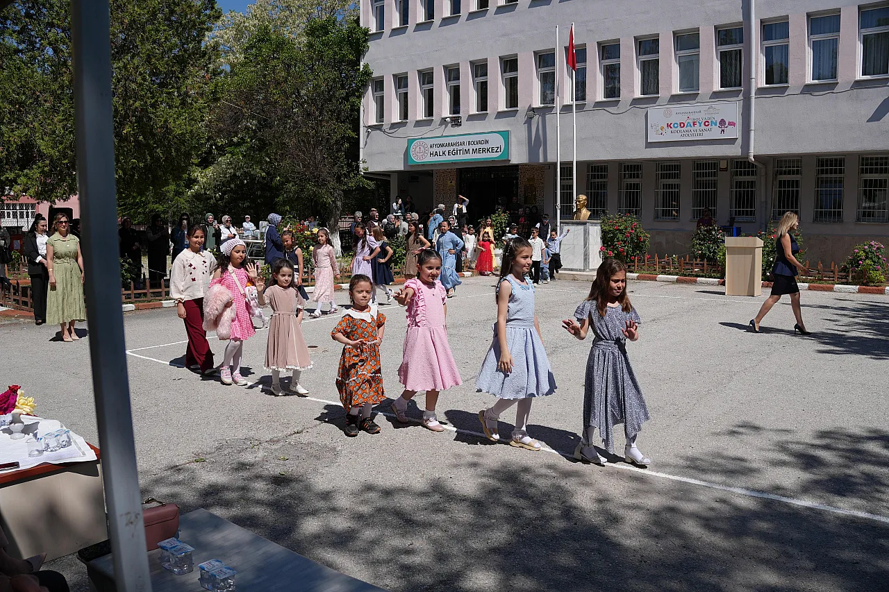 Bolvadin Halk Eğitimi Merkezinde Yıl Sonu Sergisi Açıldı