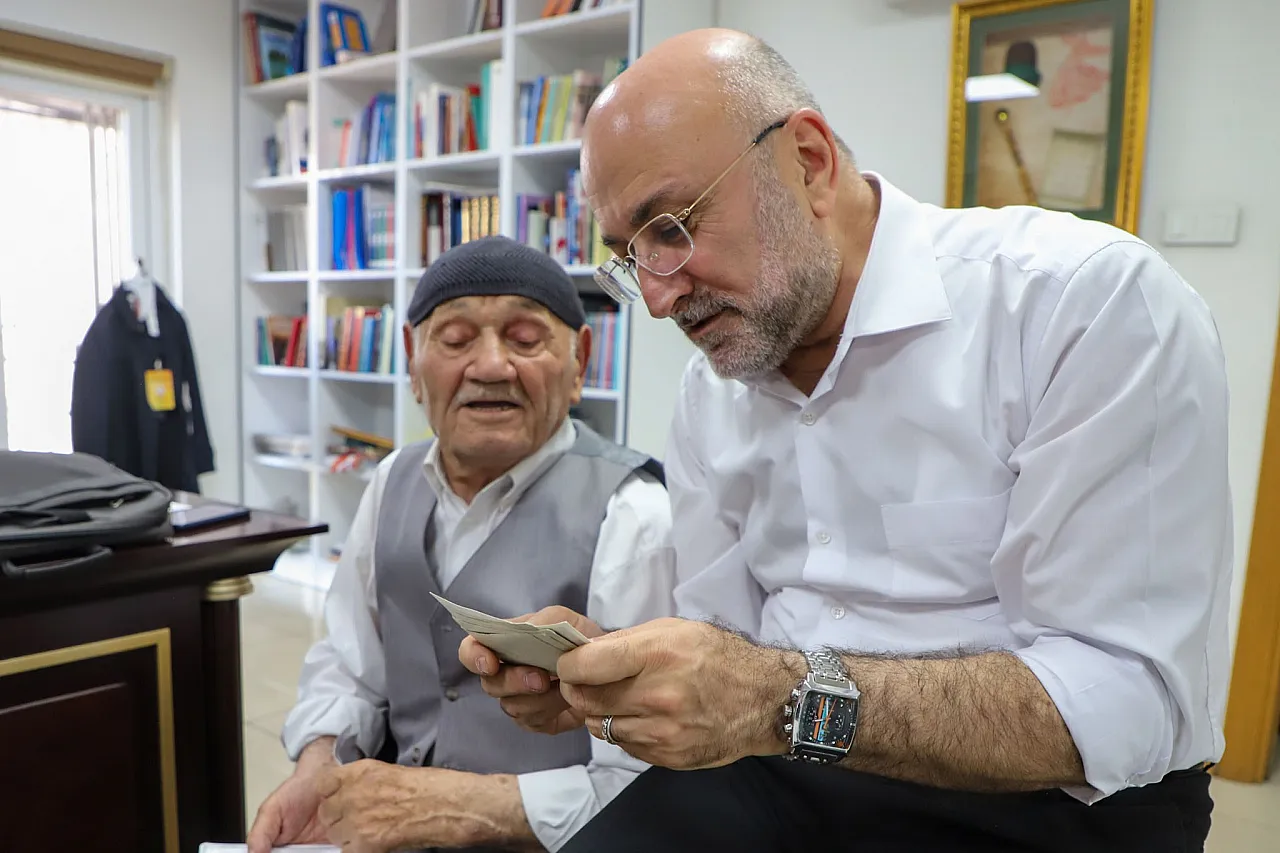 89 Yaşındaki Hüseyin Üçok, Cumhurbaşkanı Erdoğan'a Muhabbetini AK Parti'de Anlattı