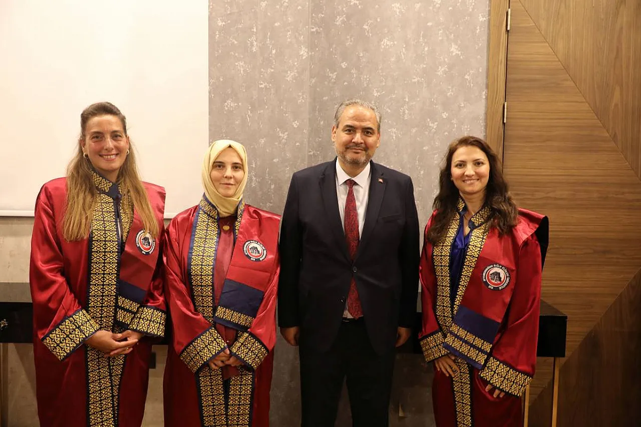 AFSÜ'de Yeni Kadrolara Atanan 11 Akademisyen Cübbe Giydi
