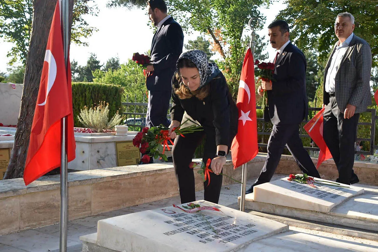 İYİ Parti'den Şehitlik Ziyareti