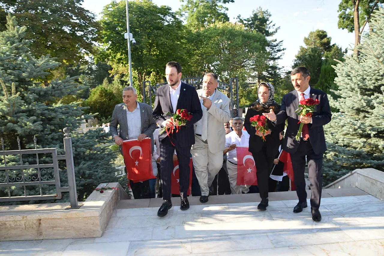 İYİ Parti'den Şehitlik Ziyareti