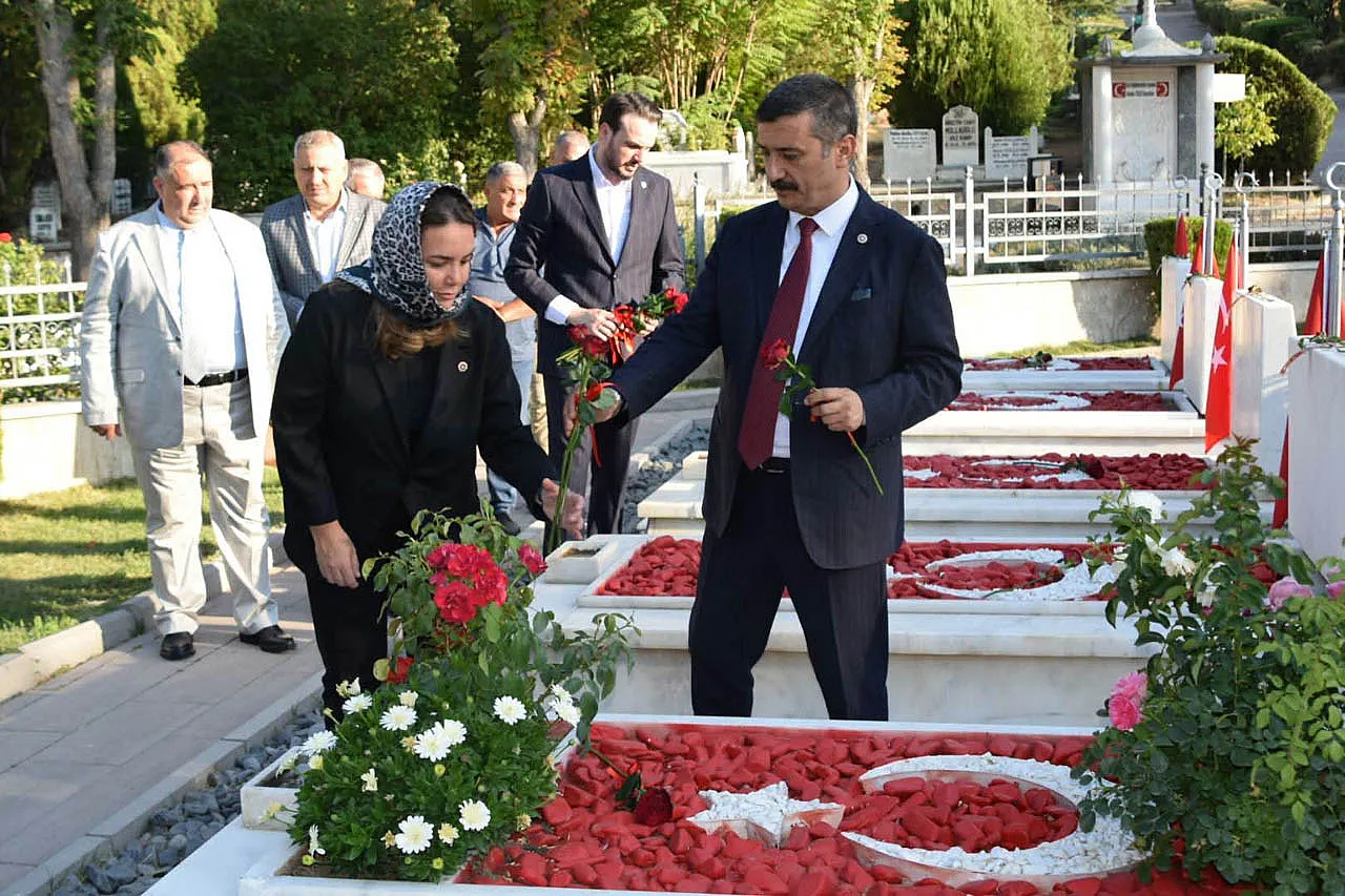 İYİ Parti'den Şehitlik Ziyareti