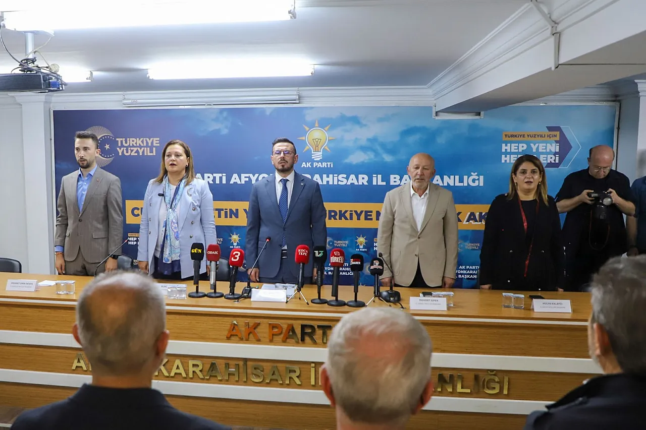Yeniden Refah Partili Çakır: Siyaseti Bırakacak Mısınız?