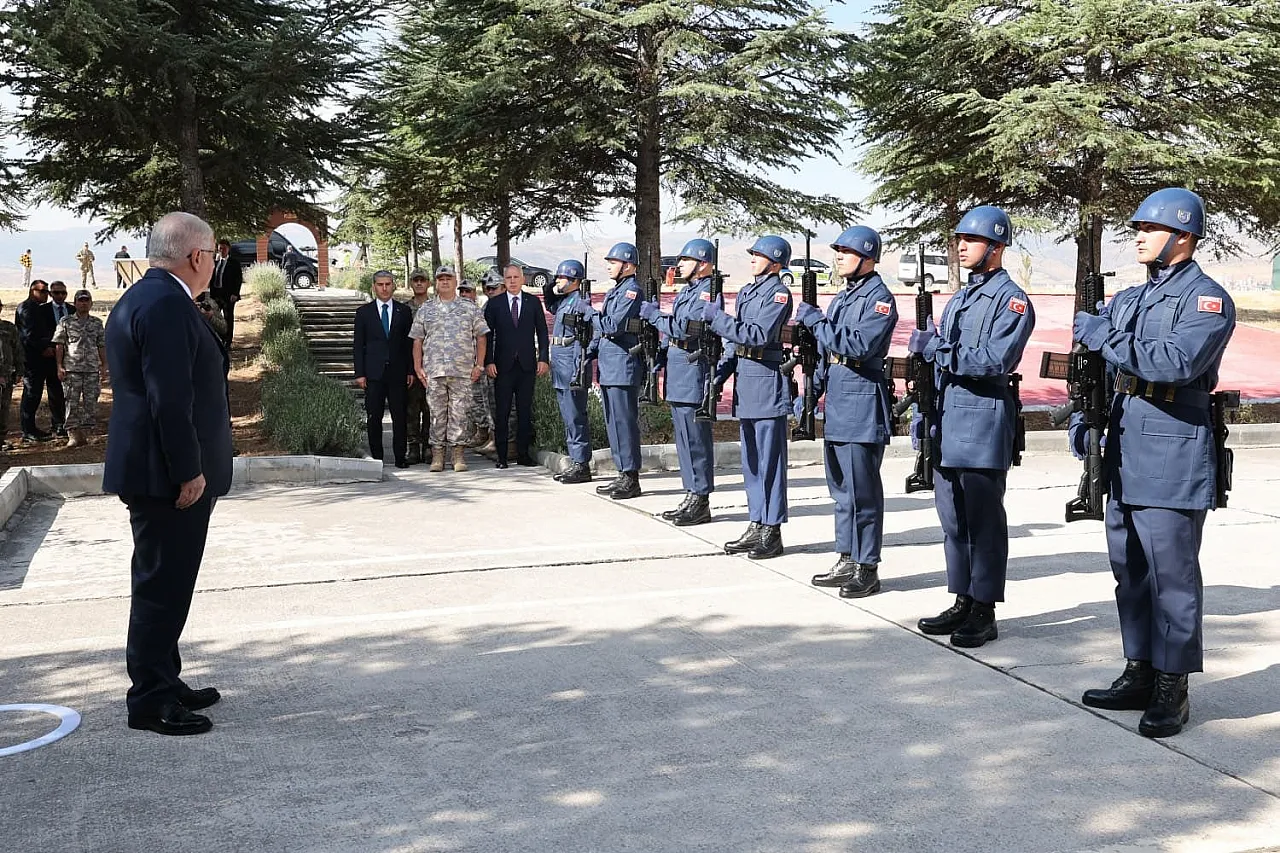 Bakan Güler, 17'nci Hava Ve Füze Savunma Üs Komutanlığı'nı Ziyaret Etti