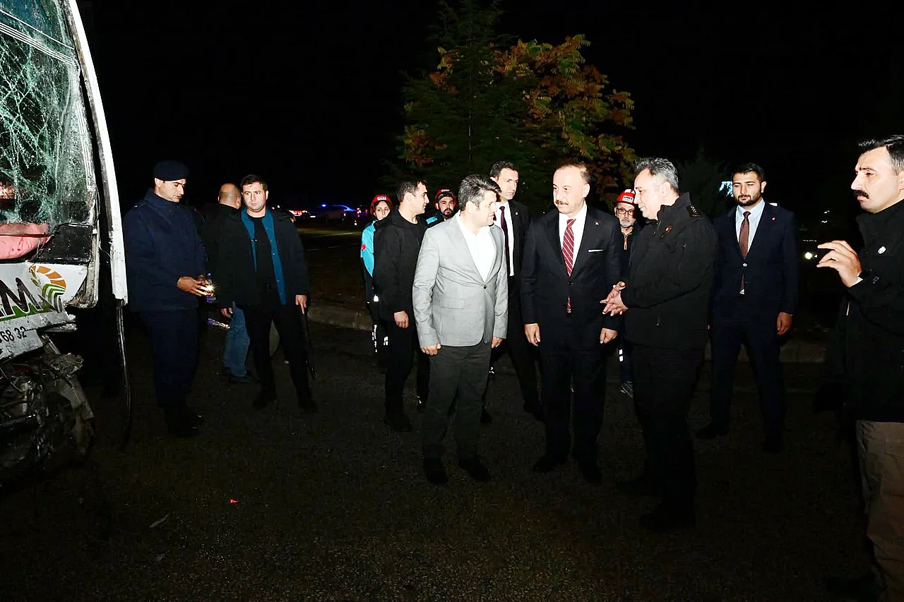 İşçileri Taşıyan Servis Tıra Çarptı: 17 Yaralı Var
