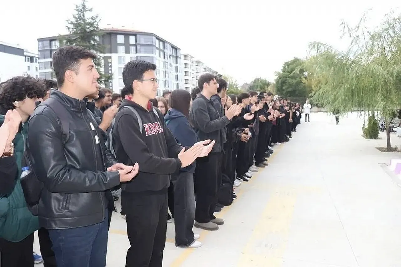 Bayrak Töreninde Dikkat Çeken Mesaj!