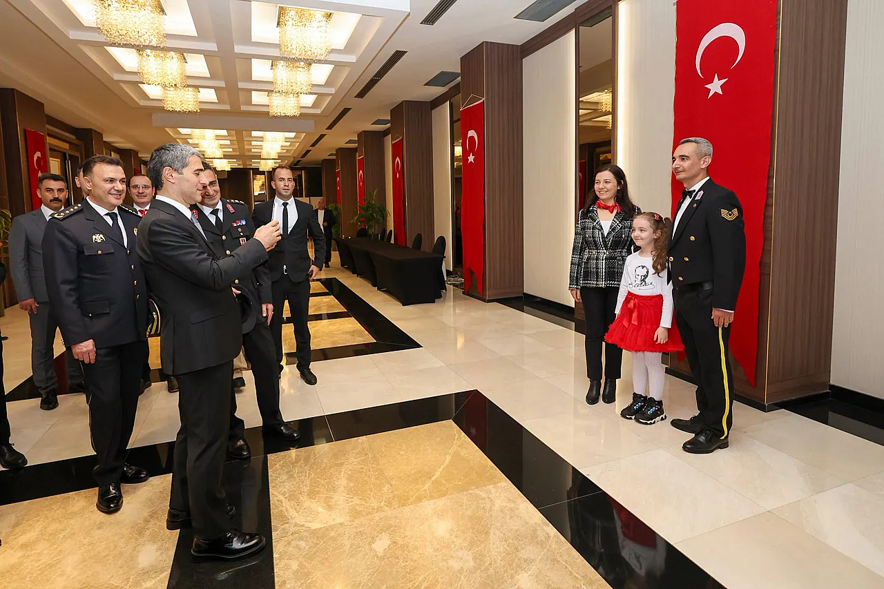 Cumhuriyet Resepsiyonu'nun Gözdeleri Gaziler ve Çocuklar
